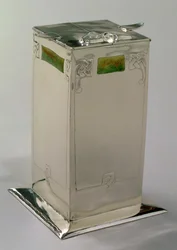 Boîte à biscuits en argent et émail, par Archibald Knox, 1901